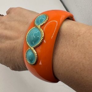 Bangle bracelet with BEE signature